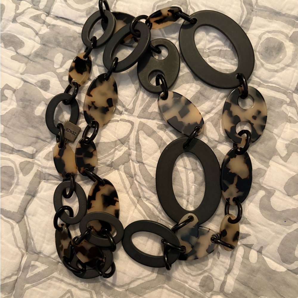 Chic Tortoiseshell and Black Link Necklace